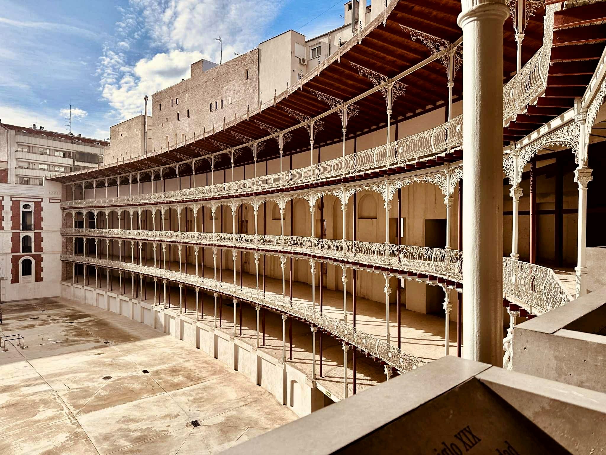Elegância e falta dela. Em Almagro, paz burguesa e o Beti Jai. Em Lavapiés, atmosfera carregada